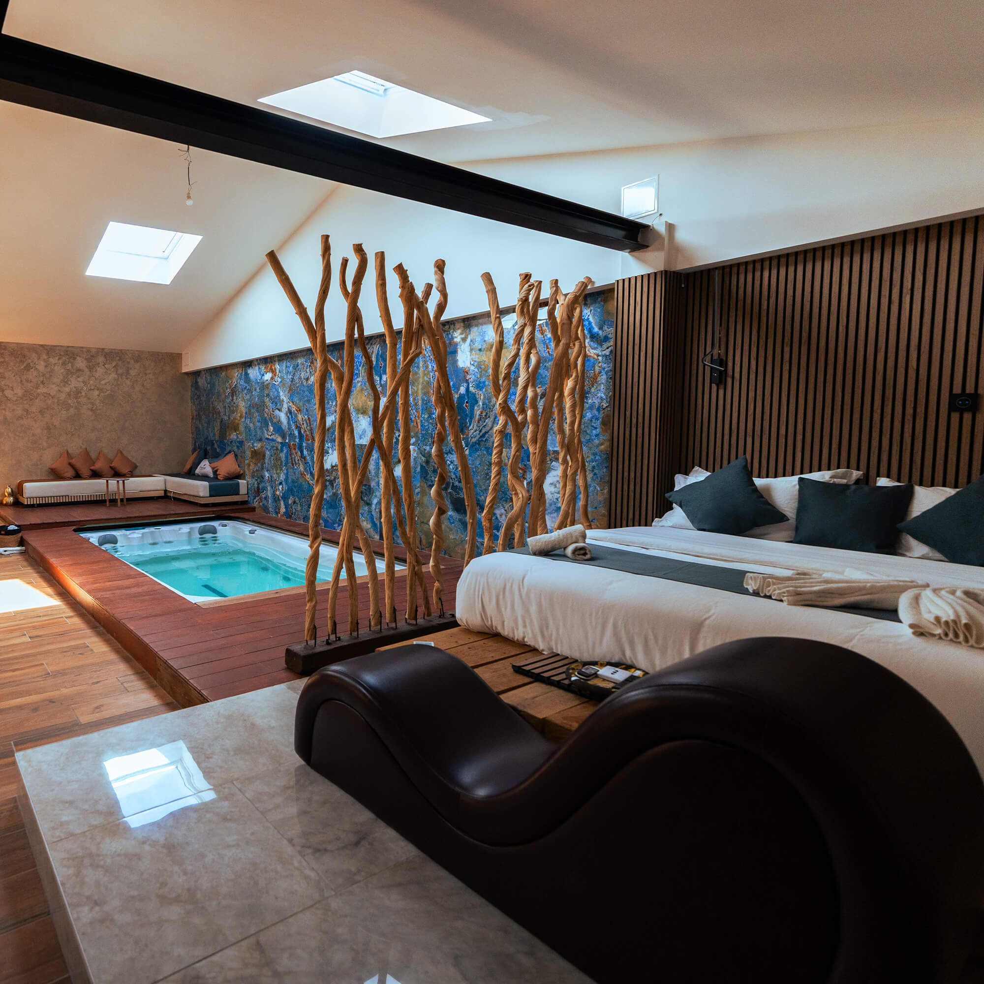 Suite romantique Love Room de luxe by EJ RIVER HOUSE proche Paris avec piscine privative, douche sensorielle, sauna privatif, jacuzzi privé, toilettes japonaises et literie haut de gamme.