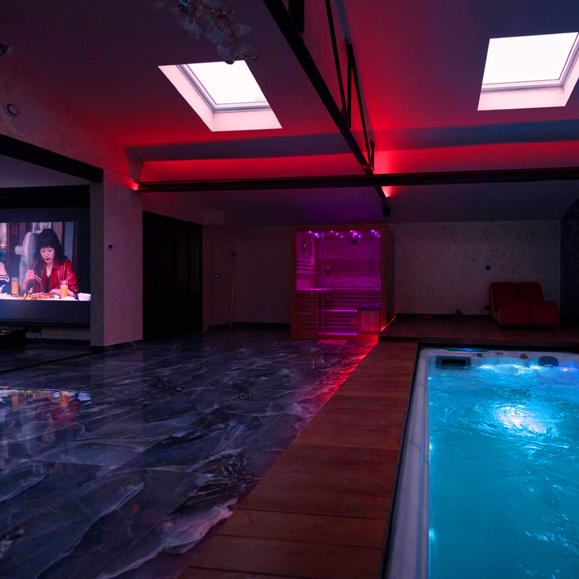 Suite romantique Love Room de luxe by EJ RIVER HOUSE proche Paris avec piscine privative, douche sensorielle, sauna privatif, jacuzzi privé, toilettes japonaises et literie haut de gamme.