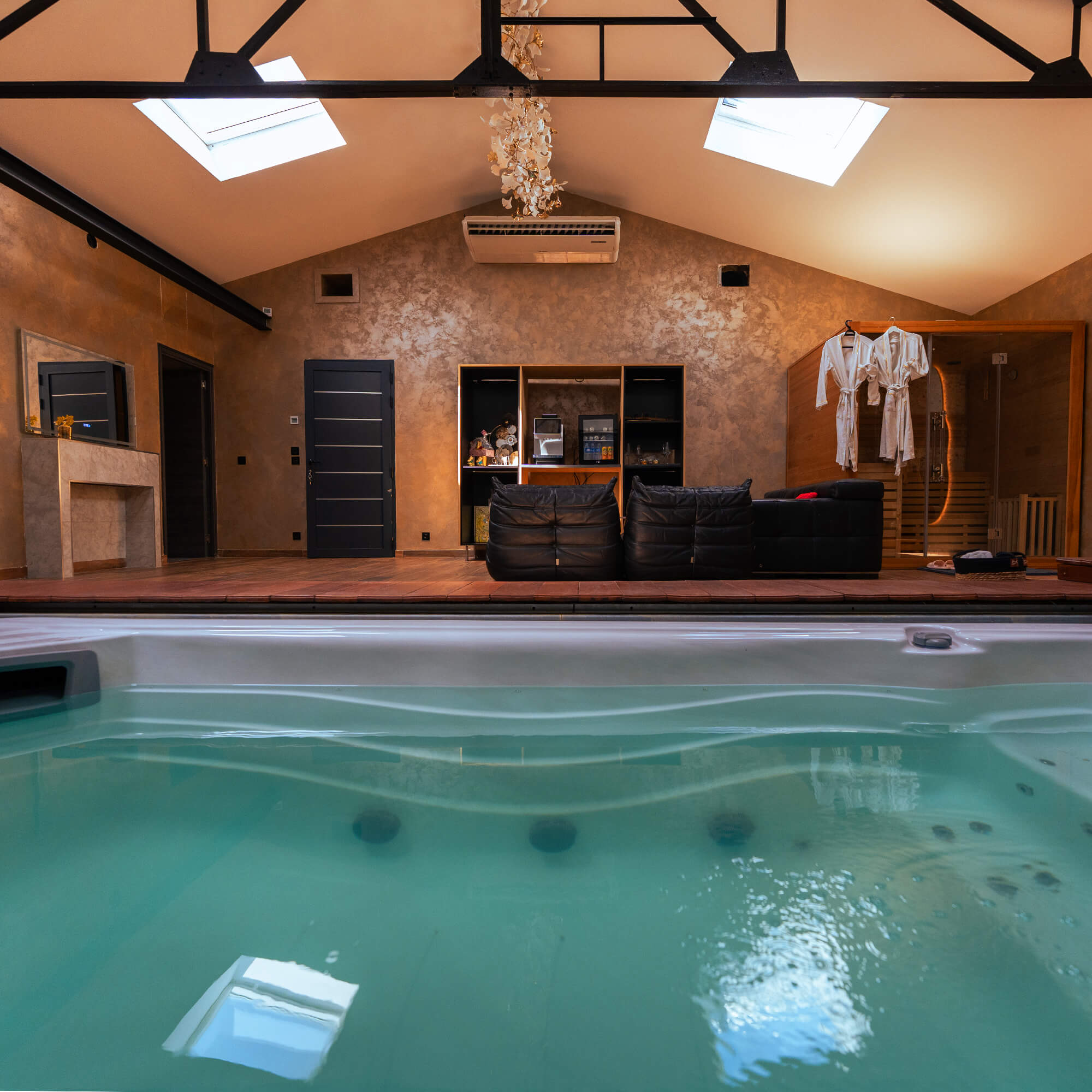 Suite romantique Love Room de luxe by EJ RIVER HOUSE proche Paris avec piscine privative, douche sensorielle, sauna privatif, jacuzzi privé, toilettes japonaises et literie haut de gamme.