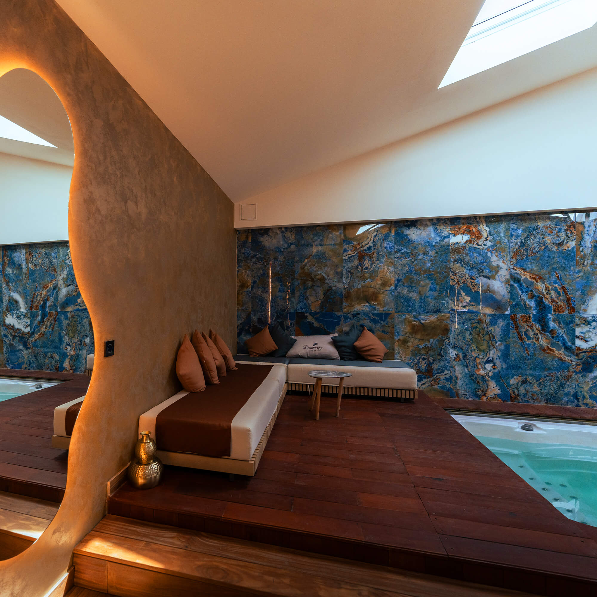 Suite romantique Love Room de luxe by EJ RIVER HOUSE proche Paris avec piscine privative, douche sensorielle, sauna privatif, jacuzzi privé, toilettes japonaises et literie haut de gamme.