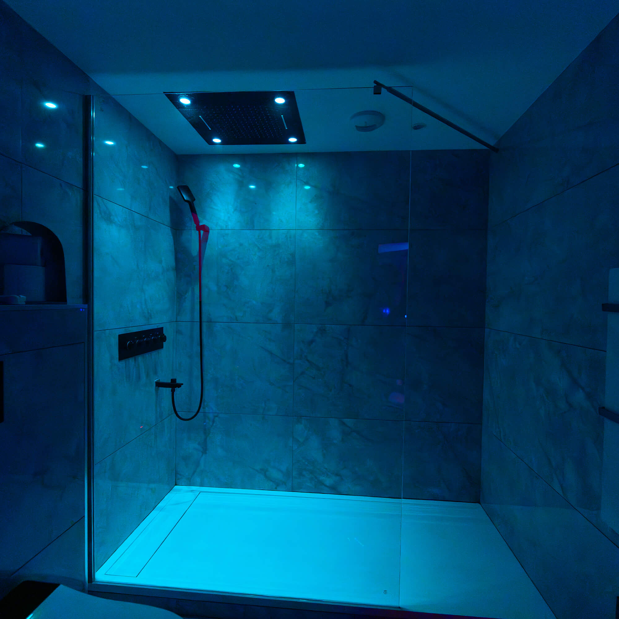 Suite romantique Love Room de luxe by EJ RIVER HOUSE proche Paris avec piscine privative, douche sensorielle, sauna privatif, jacuzzi privé, toilettes japonaises et literie haut de gamme.