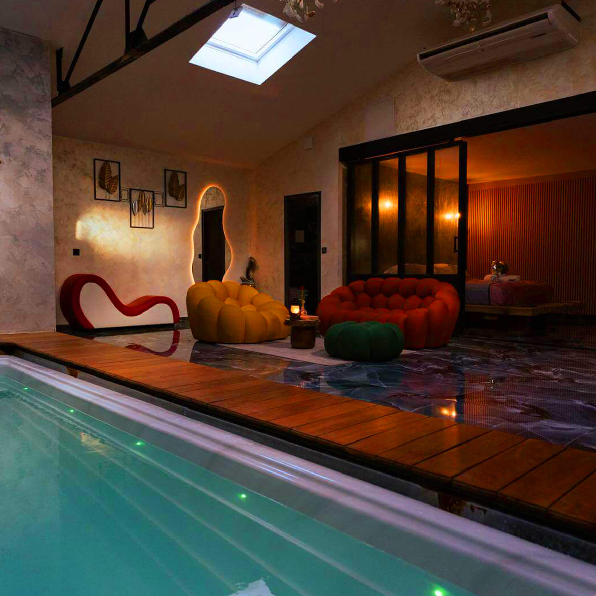 Suite romantique Love Room de luxe by EJ RIVER HOUSE proche Paris avec piscine privative, home cinéma XXL, douche sensorielle, sauna privatif, jacuzzi privé, toilettes japonaises et literie haut de gamme.