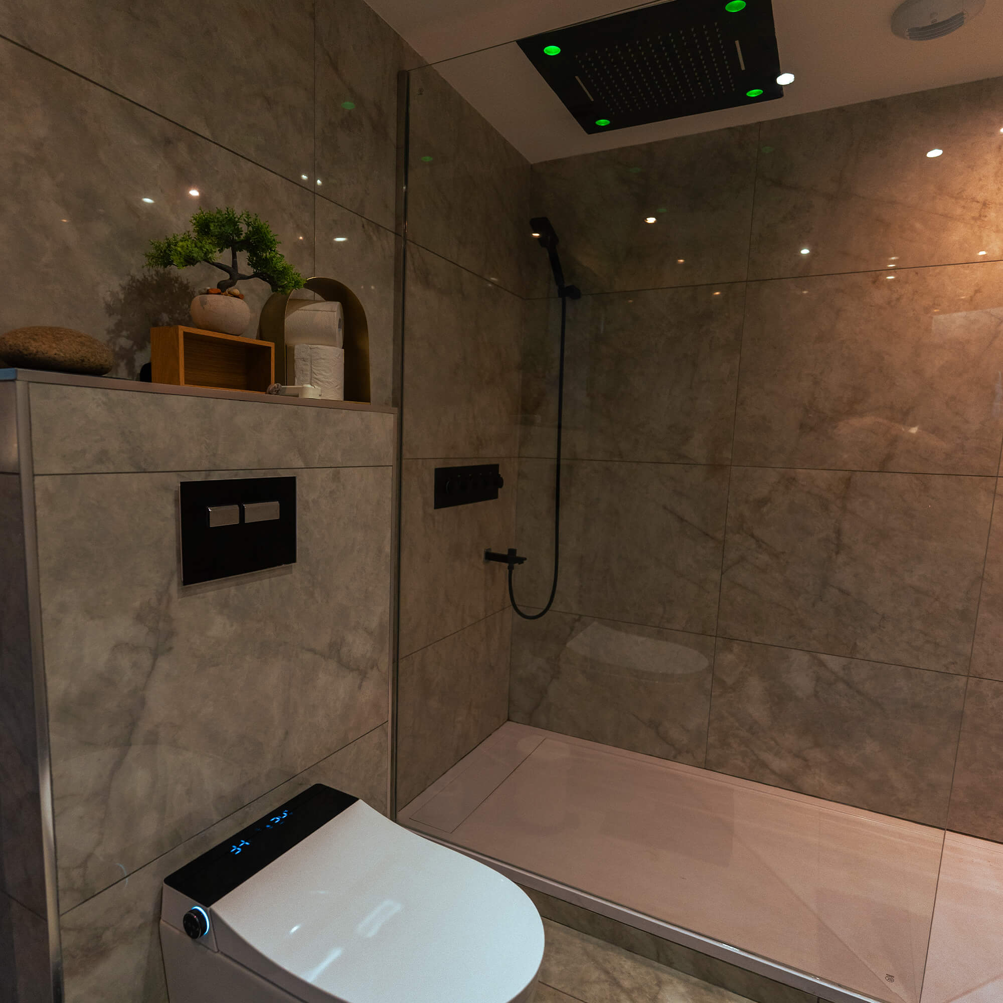 Chambre romantique Love Room de luxe by EJ RIVER HOUSE proche Paris avec douche sensorielle et toilettes japonaises.