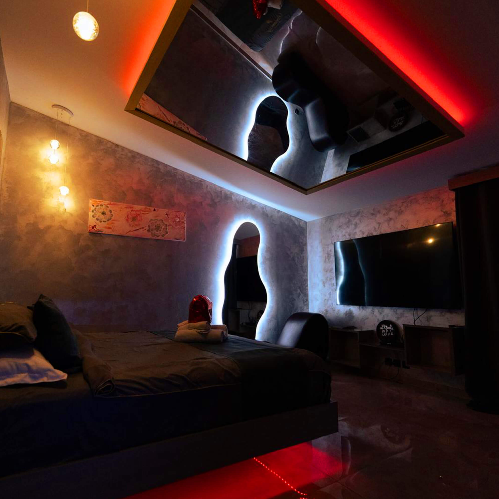 Chambre romantique Love Room de luxe by EJ RIVER HOUSE proche Paris avec douche sensorielle, sauna privatif, jacuzzi privé, toilettes japonaises et literie haut de gamme.