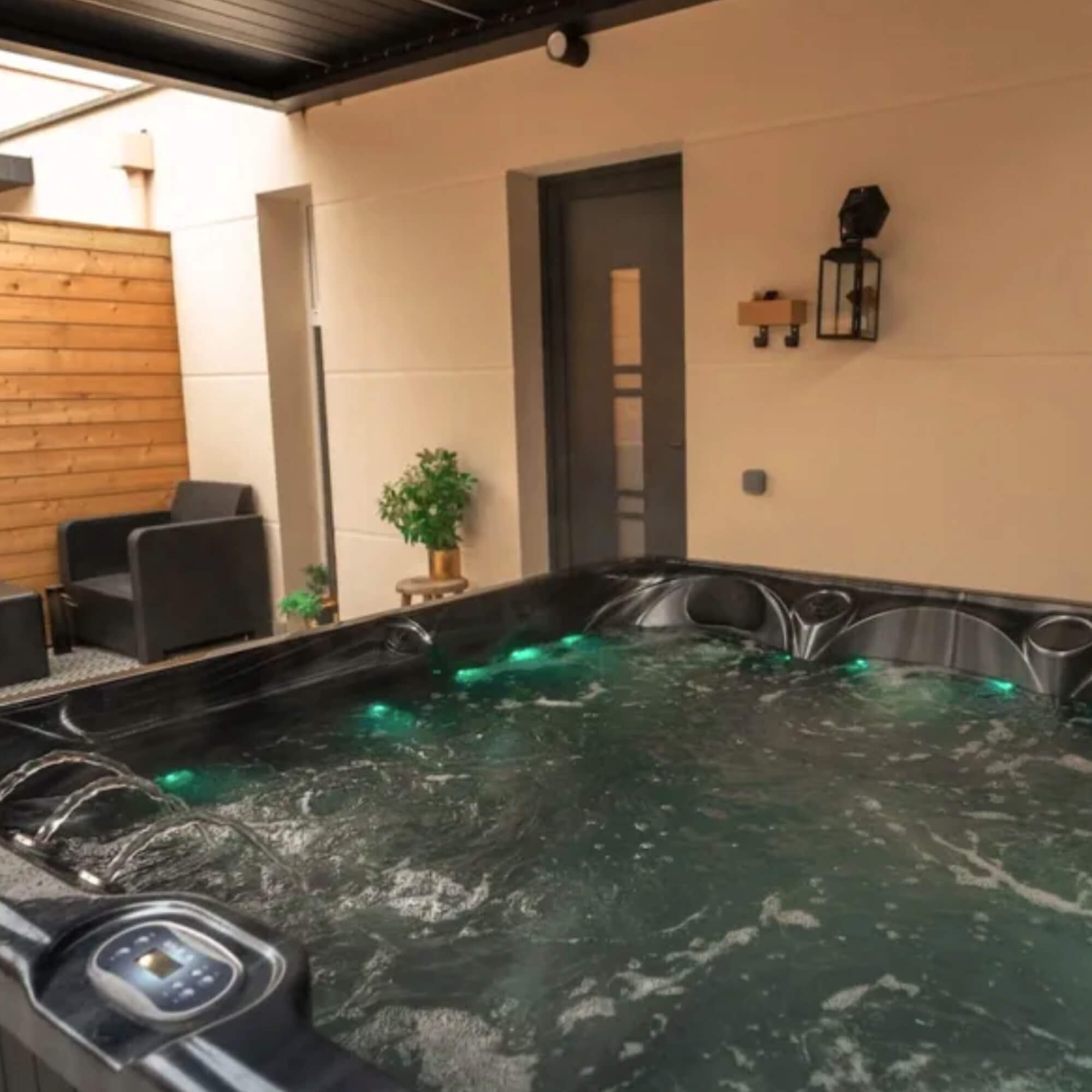 Chambre romantique Love Room de luxe by EJ RIVER HOUSE proche Paris avec douche sensorielle, sauna privatif, jacuzzi privé, toilettes japonaises et literie haut de gamme.