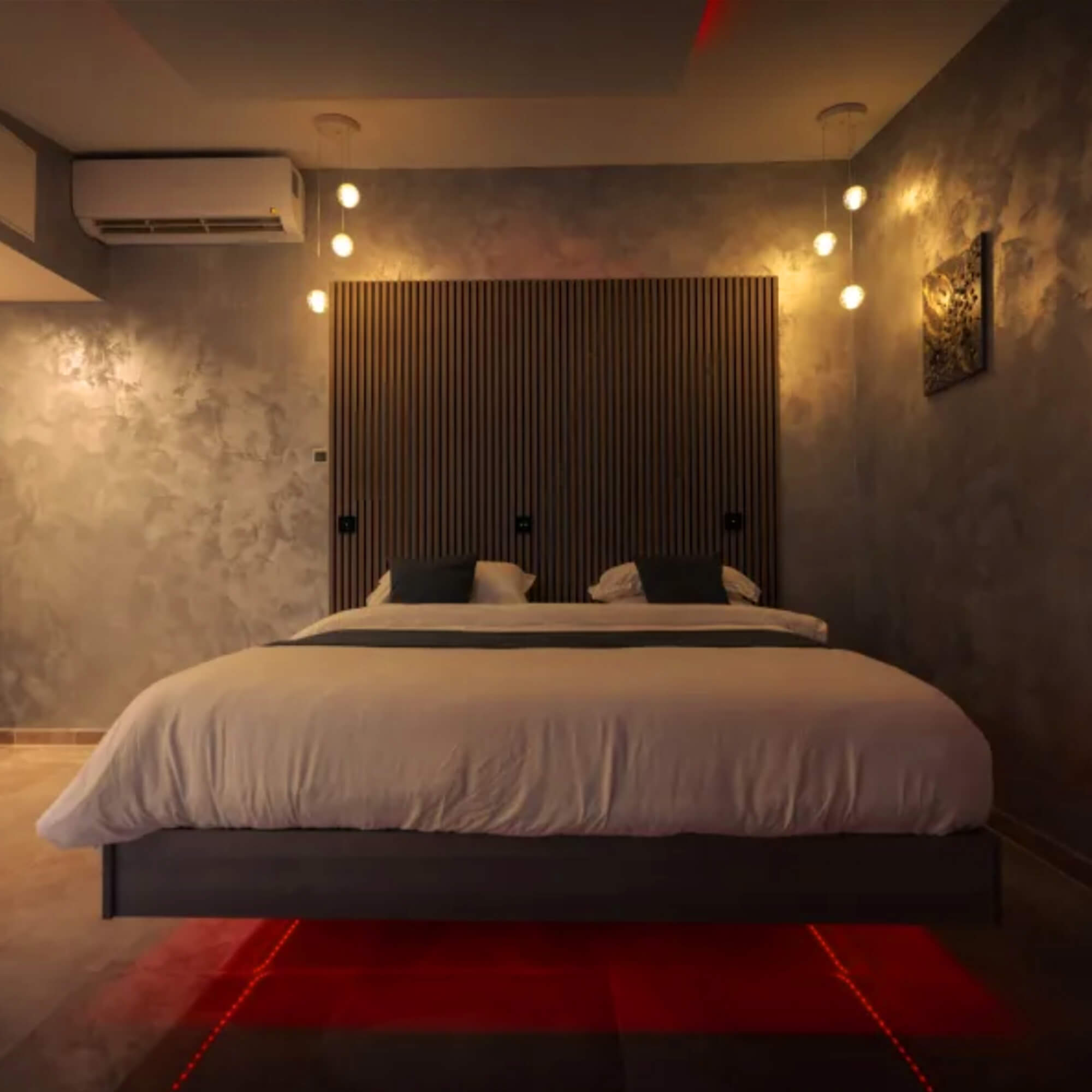 Chambre romantique Love Room de luxe by EJ RIVER HOUSE proche Paris avec douche sensorielle, sauna privatif, jacuzzi privé, toilettes japonaises et literie haut de gamme.
