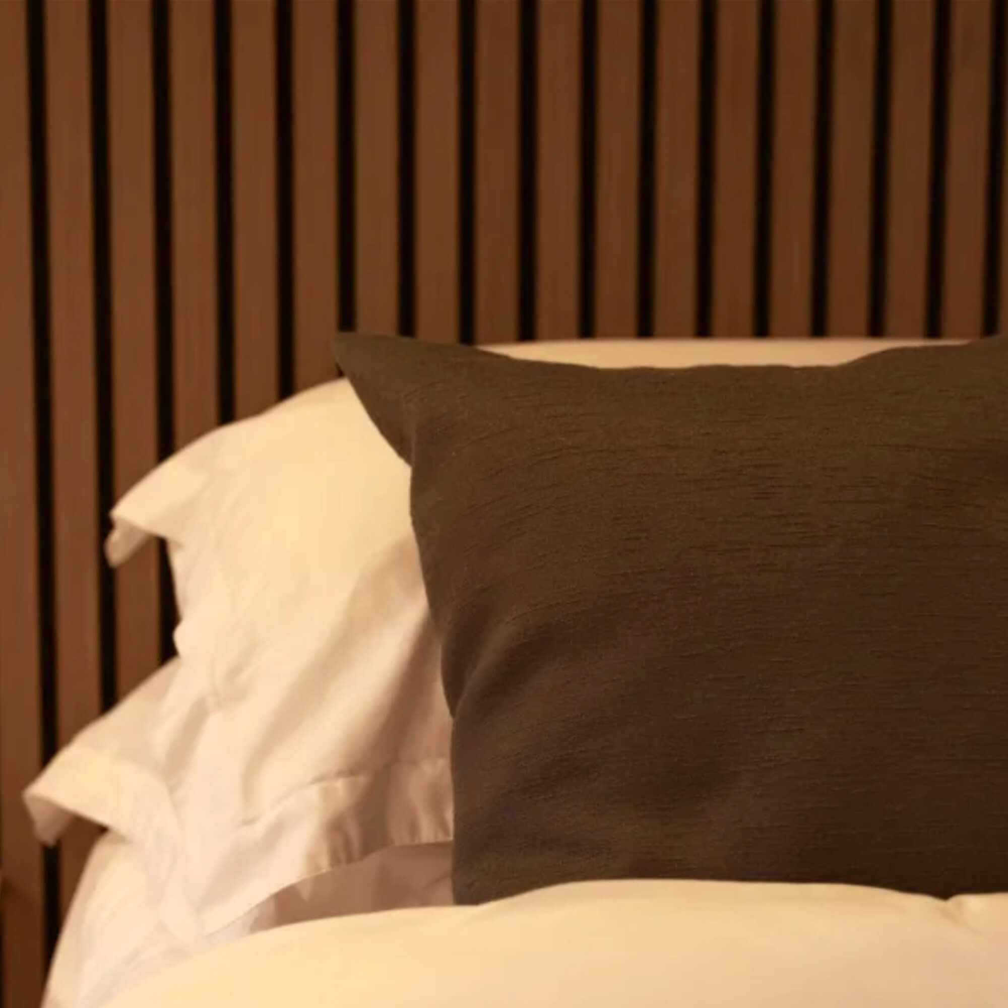 Chambre romantique Love Room de luxe by EJ RIVER HOUSE proche Paris avec douche sensorielle, sauna privatif, jacuzzi privé, toilettes japonaises et literie haut de gamme.