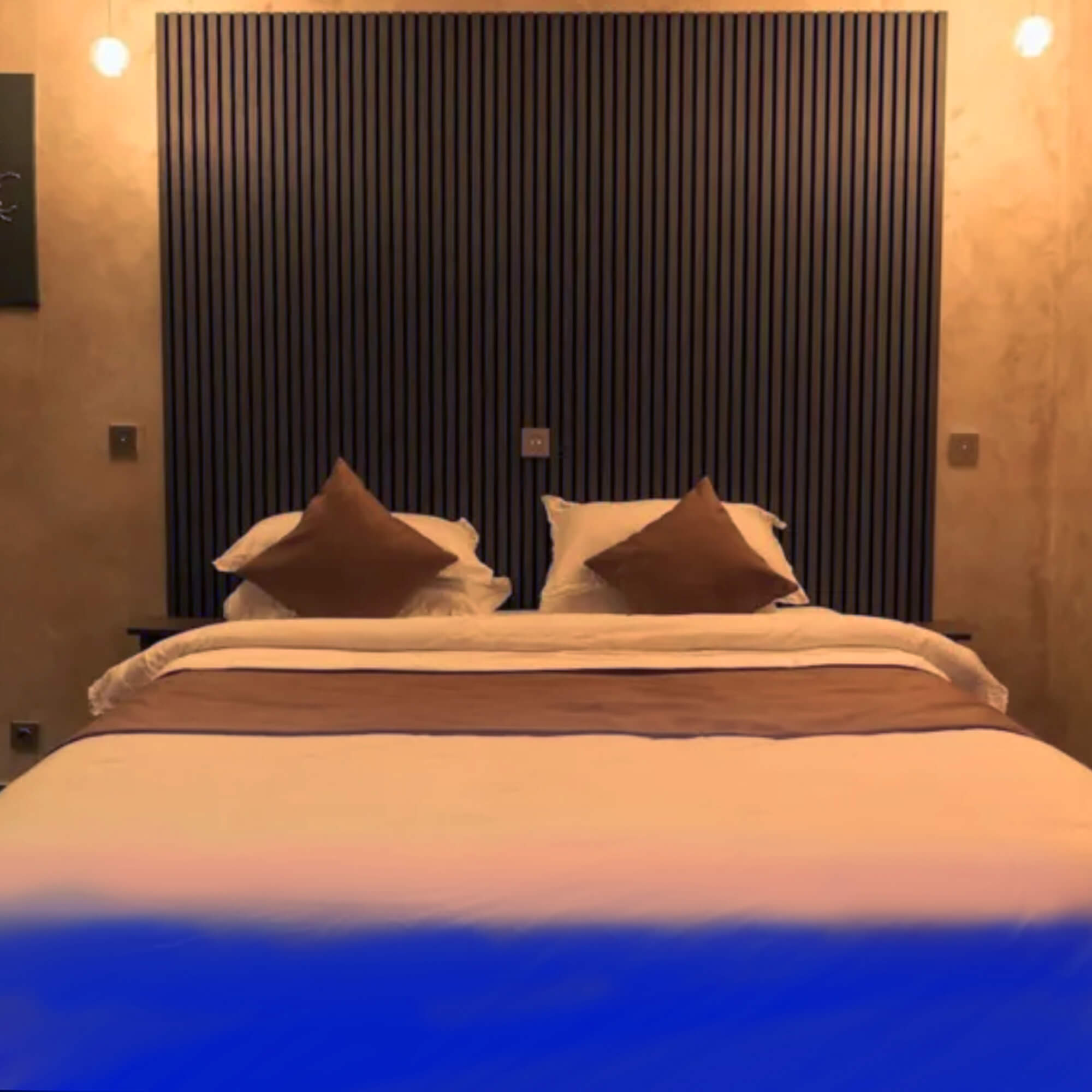 Chambre romantique Love Room de luxe by EJ RIVER HOUSE proche Paris avec literie haut de gamme.